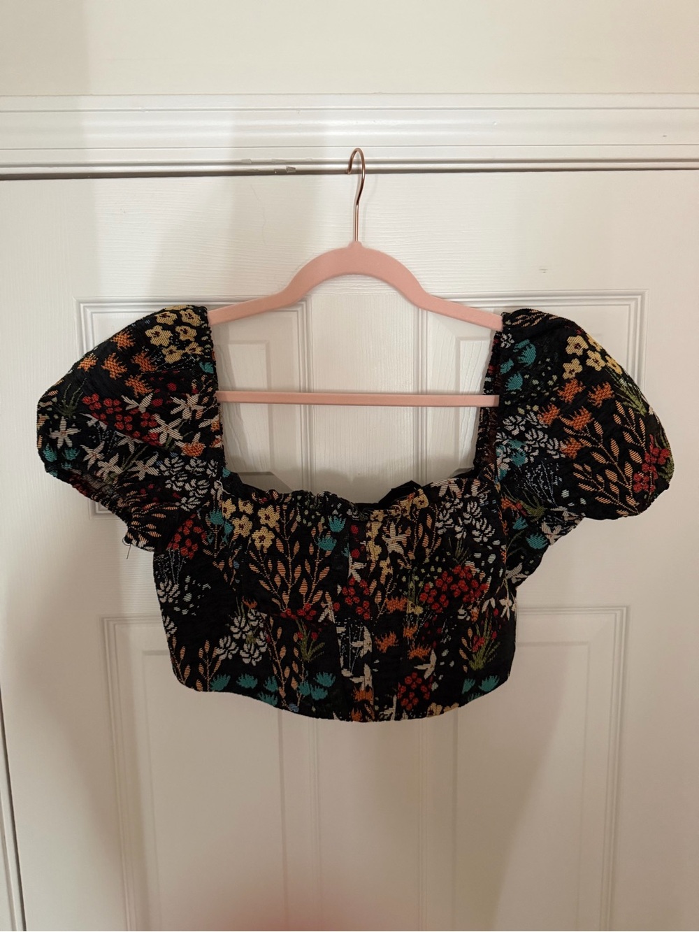 Storia Black Floral Puff-Sleeve Crop Top